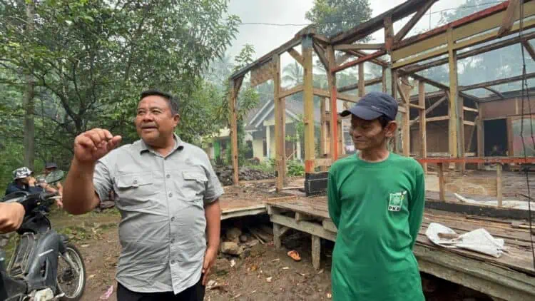 Bedah Rumah Warga, Mulyadi: Masyarakat Pandeglang Harus Tinggal di Rumah yang Layak