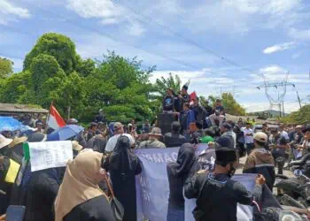 Kepgub Truk Tambang Tak Efektif, Ratusan Warga Puloampel Kabupaten Serang Berunjuk Rasa
