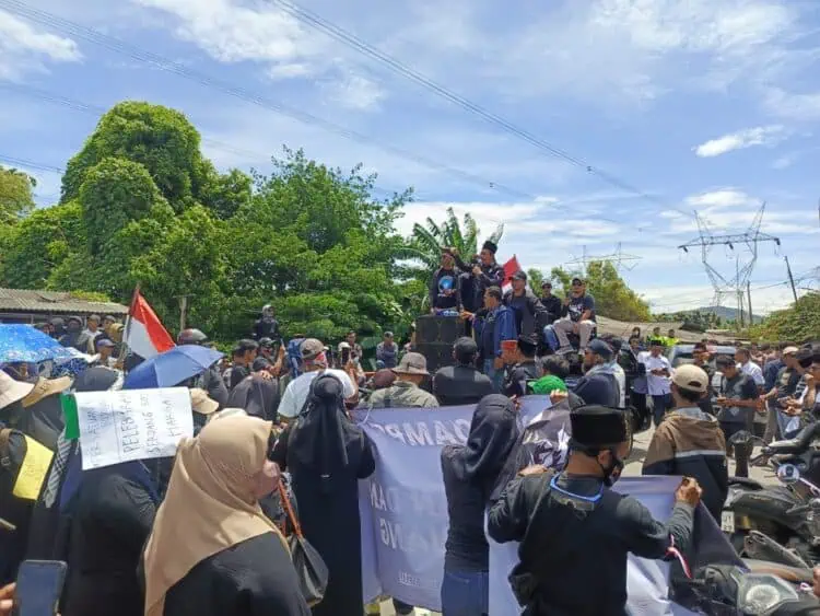 Kepgub Truk Tambang Tak Efektif, Ratusan Warga Puloampel Kabupaten Serang Berunjuk Rasa