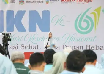 Bupati Serang Ratu Zakiyah, ingatkan Nakes agar memberikan pelayanan kepada masyarakat secara humanis, saat menghadiri acara HKN, Selasa (18/11/2025). (ISTIMEWA)