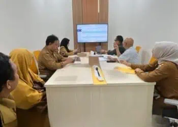Pegawai BPKAD Banten dan pihak KPKNL melihat harga penawaran atas BMD yang dilelangkan. (ISTIMEWA)