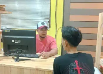 Pelaku pengedar obat terlarang, diperiksa penyidik Polsek Jawilan, Selasa (18/11/2025). (ISTIMEWA)