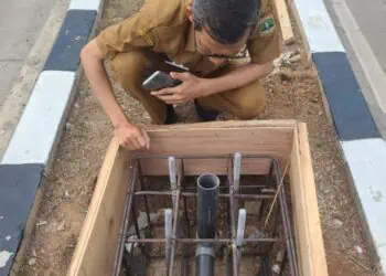 Petugas Dishub Provinsi Banten, melihat pondasi pemasangan lampu PJU, beberapa waktu lalu. (ISTIMEWA)