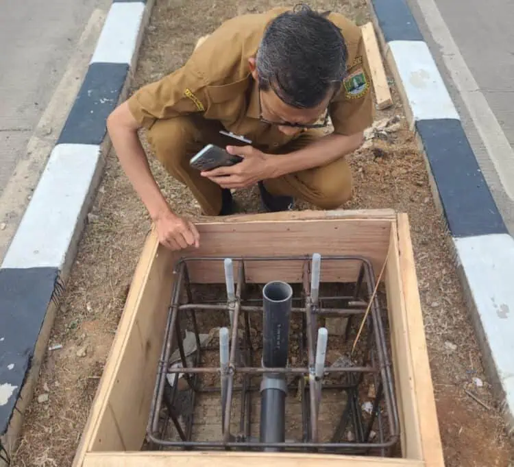 Petugas Dishub Provinsi Banten, melihat pondasi pemasangan lampu PJU, beberapa waktu lalu. (ISTIMEWA)