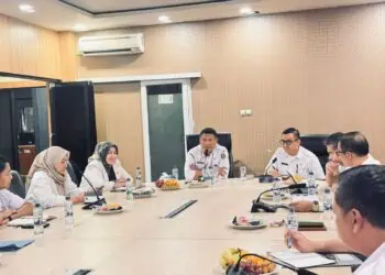 Sekda Banten Deden Apriandhi,  memberikan arahan kepada jajaran Bapenda dan 12 Samsat se-Banten di kantor Bapenda Provinsi Banten, KP3B, Rabu (19/11/2025) malam.  (ISTIMEWA )