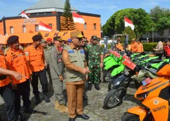 Gubernur Banten Andra Soni, periksa kesiapsiagaan personel dan sarana prasarana kebencanaan, dalam apel kesiapsiagaan kebencanaan tingkat Provinsi Banten, Senin (24/11/2025). (LUTHFI/SATELITNEWS.COM)