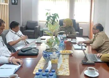 Pejabat BPKAD Banten bersama KPP Pratama Serang Barat, melakukan rakor membahas pengamanan penyetoran pajak. (ISTIMEWA)