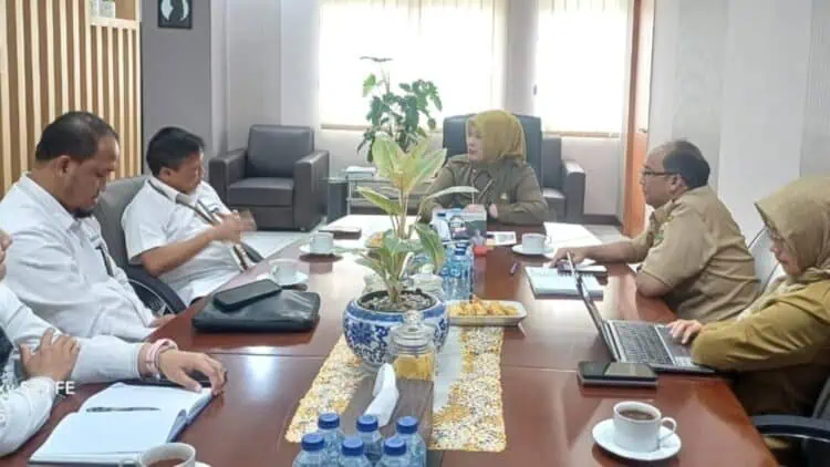 Pejabat BPKAD Banten bersama KPP Pratama Serang Barat, melakukan rakor membahas pengamanan penyetoran pajak. (ISTIMEWA)