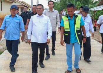 MENINJAU JALAN : Gubernur Banten Andra Soni meninjau jalan yang sudah dibangun melalui program Bang Andra beberapa waktu lalu.(DOKUMEN/SATELITNEWS.COM)