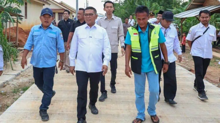 MENINJAU JALAN : Gubernur Banten Andra Soni meninjau jalan yang sudah dibangun melalui program Bang Andra beberapa waktu lalu.(DOKUMEN/SATELITNEWS.COM)