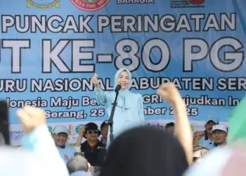 Ratu Zakiyah, saat menghadiri Peringatan Puncak Hari Ulang Tahun (HUT) ke-80 PGRI dan Hari Guru Nasional (HGN), bertemakan ’guru bermutu indonesia maju, tingkat Kabupaten Serang, Selasa (25/11/2025) di Pantai Florida, Kecamatan Cinangka. (ISTIMEWA)