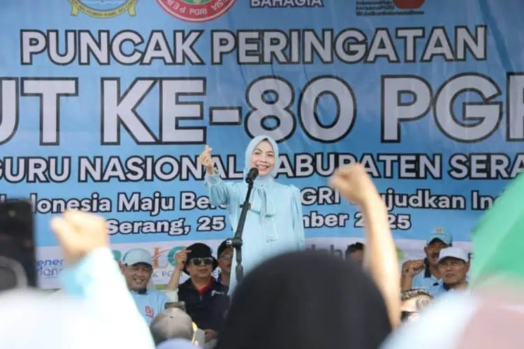 Ratu Zakiyah, saat menghadiri Peringatan Puncak Hari Ulang Tahun (HUT) ke-80 PGRI dan Hari Guru Nasional (HGN), bertemakan ’guru bermutu indonesia maju, tingkat Kabupaten Serang, Selasa (25/11/2025) di Pantai Florida, Kecamatan Cinangka. (ISTIMEWA)