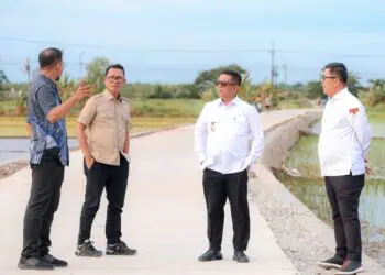 Gubernur Banten Andra Soni, meninjau jalan yang sudah selesai dibangun melalui program Bang Andra. (DOKUMEN/SATELITNEWS.COM)