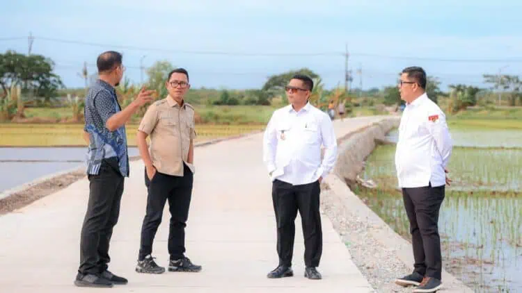 Gubernur Banten Andra Soni, meninjau jalan yang sudah selesai dibangun melalui program Bang Andra. (DOKUMEN/SATELITNEWS.COM)