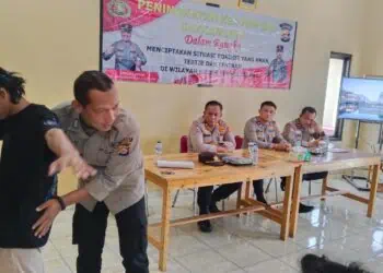 pelatihan peningkatan kemampuan satuan keamanan lingkungan (Satkamling) oleh Personel Satbinmas Polres Serang, di Gedung Dharma Ksatria Polsek Cikande, Rabu (26/11/2025). (ISTIMEWA)