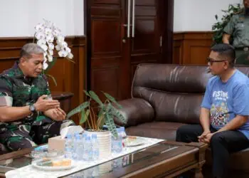 Satgas PKH Kementerian Kehutanan RI, berbincang dengan Gubernur Banten Andra Soni, Rabu (26/11/2025). (ISTIMEWA)