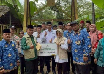 Serahterima pembangunan jembatan gantung Desa Bungurcopong, Kecamatan Picung, Kabupaten Pandeglang, dari Baznas Provinsi Banten kepada Pemkab Pandeglang. (ISTIMEWA)