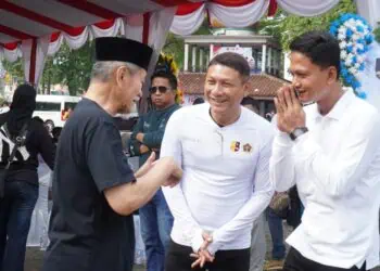 Wabup Pandeglang Iing Andri Supriadi (kanan), berbincang dengan sejumlah pejabat Pemprov Banten, usai menghadiri acara Kick Off HPN 2026, di Alun-alun Kota Serang,, Minggu (30/11/2025). (ISTIMEWA)
