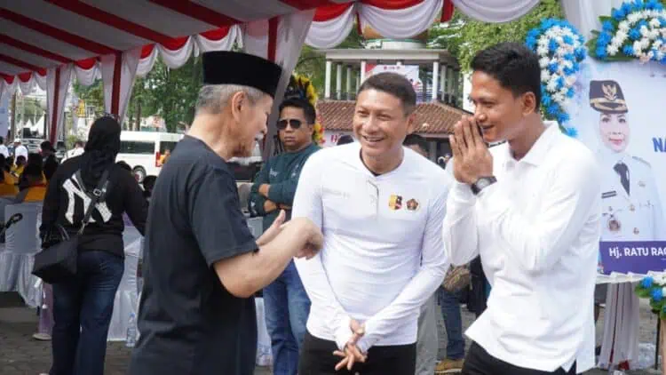 Wabup Pandeglang Iing Andri Supriadi (kanan), berbincang dengan sejumlah pejabat Pemprov Banten, usai menghadiri acara Kick Off HPN 2026, di Alun-alun Kota Serang,, Minggu (30/11/2025). (ISTIMEWA)