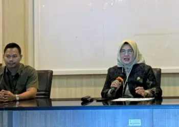 MENYAMPAIKAN ARAHAN : Kepala BPKAD Banten Rina Dewiyanti (kiri) menyampaikan arahan usai penutupan lelang BMD. (ISTIMEWA)