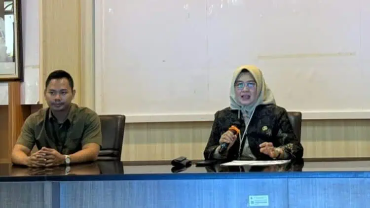 MENYAMPAIKAN ARAHAN : Kepala BPKAD Banten Rina Dewiyanti (kiri) menyampaikan arahan usai penutupan lelang BMD. (ISTIMEWA)