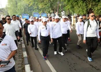 Kapolri Jenderal Pol Listyo Sigit Prabowo, bersama jajaran pejabat Pemprov Banten, mengikuti jalan santai, sebagai rangkaian Kick Off HPN 2026, Minggu (30/11/2025). (ISTIMEWA)