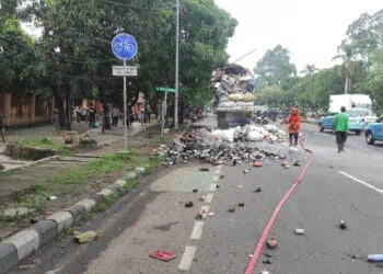 Truk Pengangkut Kaleng Bekas Terbakar di Daan Mogot, Penyebab Masih Diselidiki