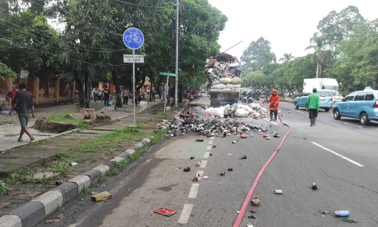 Truk Pengangkut Kaleng Bekas Terbakar di Daan Mogot, Penyebab Masih Diselidiki