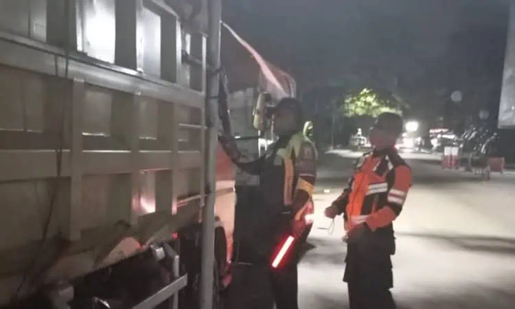 Dishub Lebak Tindak 44 Truk Galian C yang Langgar Jam Operasional