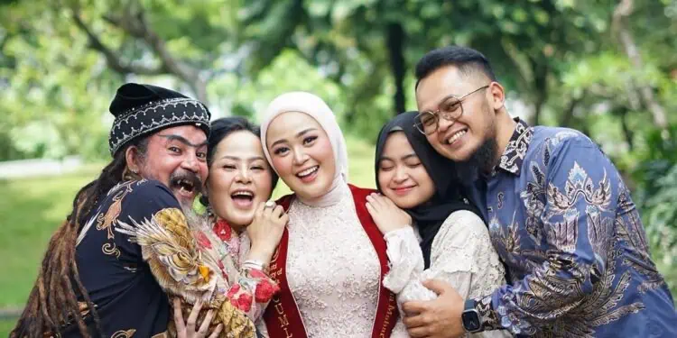 Keren! Kebahagian Limbad Lihat Anak Lulus S2 dengan Predikat Cumlade