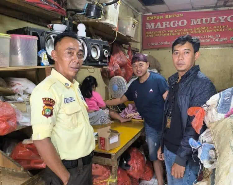 Pura-pura Ajak Main Anak di Plaza Ciputat, Wanita Terekam Rampas Kalung Emas