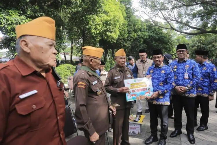 Sachrudin Kobarkan Semangat Juang dan Beri Bantuan Sosial di Hari Pahlawan