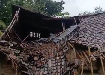 Rumah Ambruk, Seorang Lansia di Sukaresmi Pandeglang Diungsikan