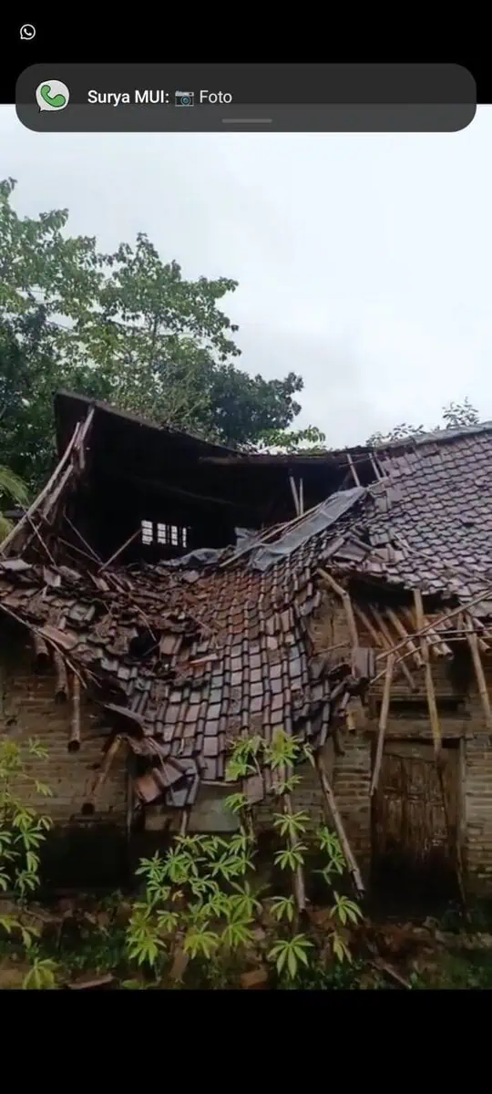 Rumah Ambruk, Seorang Lansia di Sukaresmi Pandeglang Diungsikan