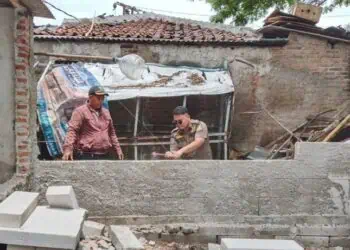Pemkot Tangerang Tertibkan Bangunan Liar di Bantaran Kali Batuceper