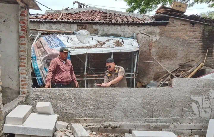Pemkot Tangerang Tertibkan Bangunan Liar di Bantaran Kali Batuceper