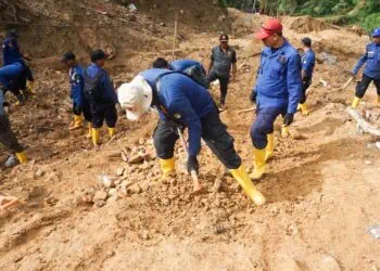 Relawan Kota Tangerang, pulihkan jalur 2 Kampung di lokasi bencana Sumatera. (ISTIMEWA)