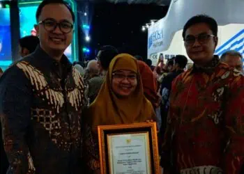 Kepala DPMPTSP Sugihharto Achmad Bagdja (batik merah) bersama jajaran usai menerima penghargaan. (ISTIMEWA)