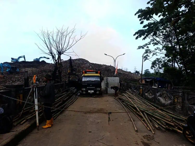 Diadang Warga, Truk Sampah Gagal Buang Muatan di TPA Cipeucang