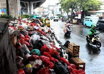 Sepekan Tak Diangkut, Sampah Menumpuk Satu Pekan di Ciputat