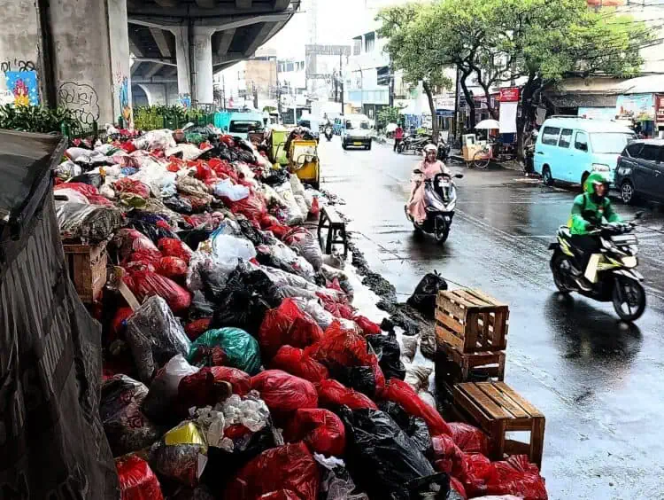 Sepekan Tak Diangkut, Sampah Menumpuk Satu Pekan di Ciputat