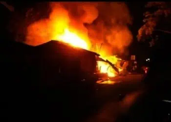 Warga Panik, 6 Kios Pedagang di Kibin Kabupaten Serang Ludes Terbakar