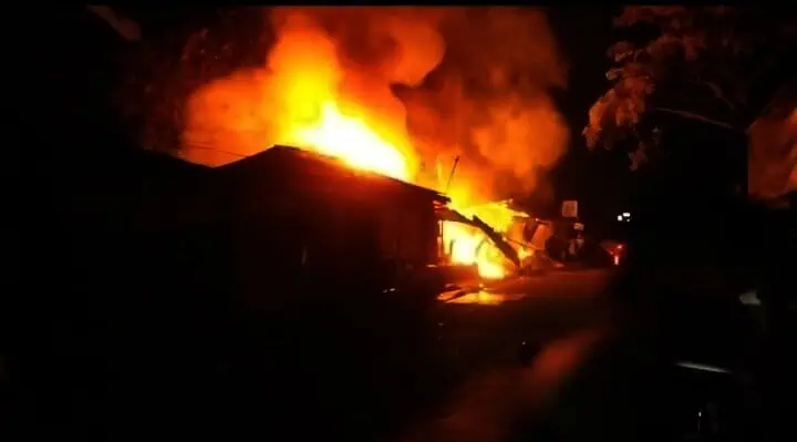 Warga Panik, 6 Kios Pedagang di Kibin Kabupaten Serang Ludes Terbakar