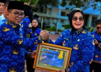 MENYERAHKAN PIALA : Gubernur Banten Andra Soni, menyerahkan penghargaan di acara HUT ke 54 Korpri. Dimasa kepemimpinan Andra Soni, sektor pertanian menjadi prioritas. (ADIB FAHRIE/SATELITNEWS.COM)