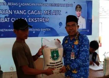 DKP Banten Salurkan Bantuan Beras untuk Ratusan Nelayan Pulau Tunda yang Tak Melaut