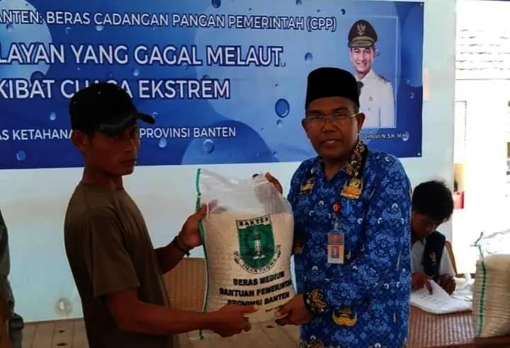 DKP Banten Salurkan Bantuan Beras untuk Ratusan Nelayan Pulau Tunda yang Tak Melaut