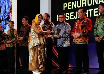 Kementerian Dalam Negeri (kemendagri) memberikan apresiasi kepada Pemprov Banten, pada malam penganugerahan kinerja Pemerintah Daerah (Pemda) yang digelar di Jakarta, Senin (1/12/2025) malam.  (ISTIMEWA)