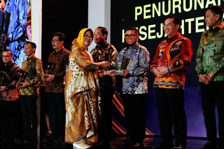 Kementerian Dalam Negeri (kemendagri) memberikan apresiasi kepada Pemprov Banten, pada malam penganugerahan kinerja Pemerintah Daerah (Pemda) yang digelar di Jakarta, Senin (1/12/2025) malam. (ISTIMEWA)