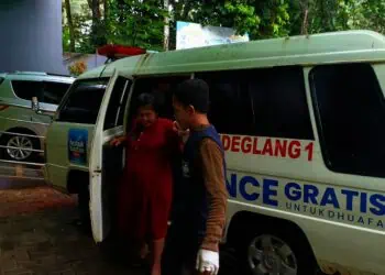Seorang relawan kemanusiaan, sedang melakukan kerja-kerja nyata membantu sesama. (ISTIMEWA)