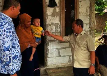 Wabup Serang Najib Hamas, menemui bocah penderita Down Syndrom, di Anyer, Kabupaten Serang, Rabu (3/12/2025). (SIDIK/SATELITNEWS.COM)
